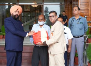 राज्यपाल ने 13 टीबी मरीजों को गोद लेकर बांटी पोषण किट, बोले- टीबी मुक्त उत्तराखंड बनाना हम सभी की जिम्मेदारी राज्यपाल ने 13 टीबी मरीजों को गोद लेकर बांटी पोषण किट, टीबी मुक्त उत्तराखंड का दिया संदेश