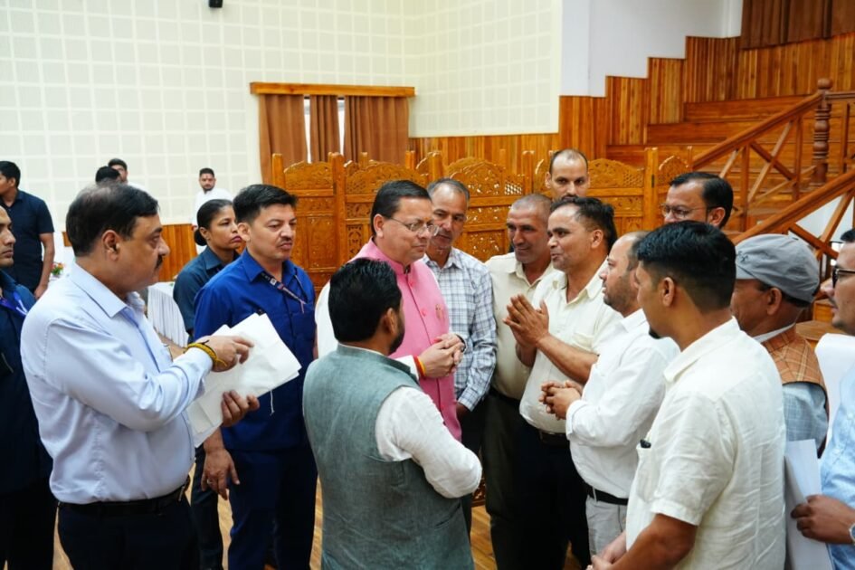 मुख्यमंत्री ने मुख्यमंत्री कैंप कार्यालय में सुनीं जन समस्याएं