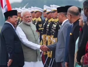 जकार्ता पहुंचने पर प्रधानमंत्री नरेंद्र मोदी का इंडोनेशिया के राष्ट्रपति प्रबोवो सुबियांतो ने गर्मजोशी से स्वागत किया।