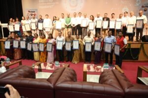 Doctors Day: दून मेडिकल कॉलेज में 'डॉक्टर ऑफ द ईयर 2026' सम्मान समारोह, स्वास्थ्य मंत्री ने की बड़ी घोषणाएं Doctors Day: दून मेडिकल कॉलेज में 32 डॉक्टर सम्मानित