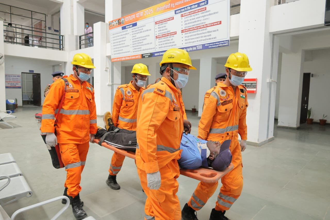 Dehradun Mock Drill के दौरान एसडीआरएफ, पुलिस और जिला प्रशासन की संयुक्त टीम ने बाढ़, भूस्खलन और जलभराव जैसी आपदा स्थितियों में राहत एवं बचाव अभियान का सफल पूर्वाभ्यास किया।