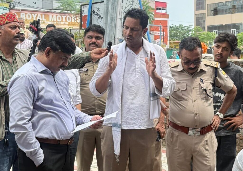 रायपुर गोलीकांड के विरोध में कांग्रेस का प्रदर्शन, शराब की दुकान हटाने और आरोपियों की गिरफ्तारी की मांग