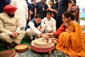 सेवा पखवाड़ा कार्यक्रम में स्थानीय पारंपरिक संस्कृति और ग्रामीण उत्पादों से जुड़े स्टॉल का अवलोकन करते मुख्यमंत्री पुष्कर सिंह धामी।