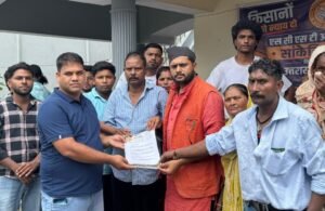 दलित परिवार को न्याय और आरोपियों की गिरफ्तारी की मांग को लेकर अनुसूचित जाति आयोग कार्यालय में ज्ञापन देते उत्तराखंड टाइगर फोर्स के प्रतिनिधि।