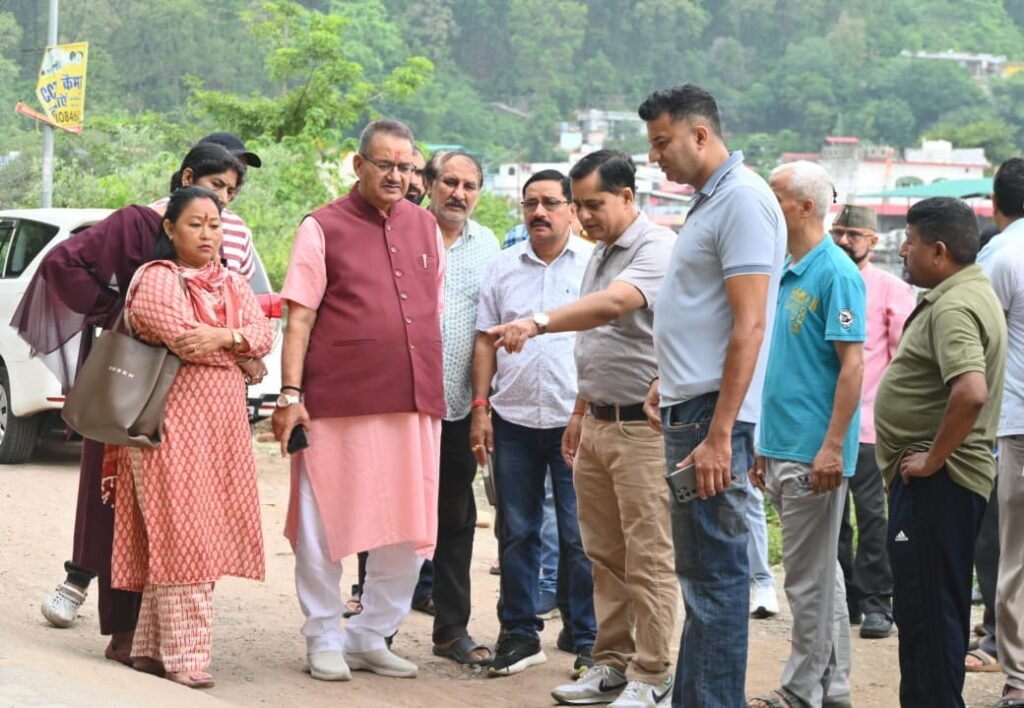 बरसात के दौरान आवागमन बाधित न हो, सुरक्षात्मक कार्य शीघ्र पूरे किए जाएं : कैबिनेट मंत्री गणेश जोशी