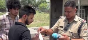 देहरादून में रॉन्ग साइड ड्राइविंग पर पुलिस का बड़ा एक्शन, 141 वाहन चालकों के काटे चालान देहरादून में रॉन्ग साइड ड्राइविंग पर 141 चालान