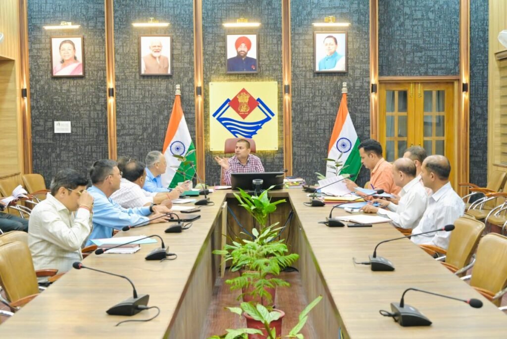 देहरादून के गांधी पार्क में आयोजित होने वाले कारगिल विजय दिवस समारोह की तैयारियों की समीक्षा बैठक