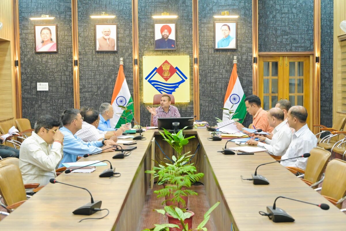 देहरादून के गांधी पार्क में आयोजित होने वाले कारगिल विजय दिवस समारोह की तैयारियों की समीक्षा बैठक