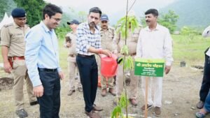 हरेला पर्व पर हरियाली का संकल्प: जिलाधिकारी डॉ0 आशीष चौहान ने किया वृक्षारोपण, कहा— पौधारोपण को बनाएं जन-आंदोलन WhatsApp Image 2026-07-16 at 12.13.54 PM (1)