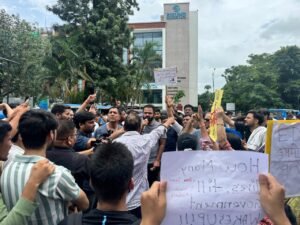 जंतर-मंतर में छात्रों पर हुए बर्बर लाठीचार्ज के विरोध में देहरादून में प्रदर्शन एवं मार्च, बड़ी संख्या में छात्र, अभिभावक और नागरिक हुए शामिल WhatsApp Image 2026-07-21 at 17.38.44
