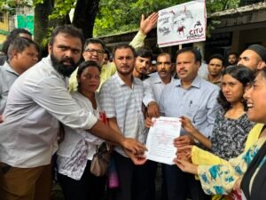 संसद मार्च के दौरान छात्रों पर हुए बर्बर लाठीचार्ज के विरोध में देहरादून में विशाल प्रदर्शन एवं मार्च, राष्ट्रपति के नाम जिलाधिकारी को सौंपा गया ज्ञापन WhatsApp Image 2026-07-22 at 16.55.37