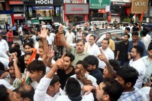 कांग्रेस कार्यालय के घेराव का प्रयास कर भाजपा प्रदेश अध्यक्ष महेन्द्र भट्ट ने साबित की ’’उल्टा चोर कोतवाल को डांटे’’ वाली कहावत। अपनी जिम्मेदारियों से भाग रही है भाजपा सरकारेंः- गणेश गोदियाल WhatsApp Image 2026-07-22 at 17.59.47