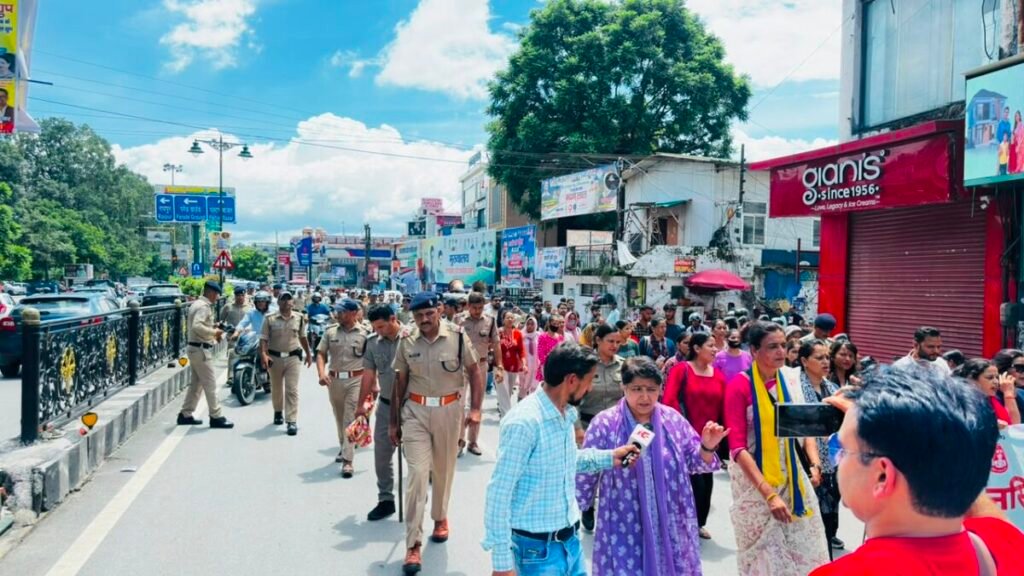 नर्सिंग एकता मंच का मंत्री आवास कूच, बैरिकेड पर रोके गए प्रदर्शनकारी, गिरफ्तारी के दौरान नर्सिंग अभ्यर्थी ने नस काटने का किया प्रयास