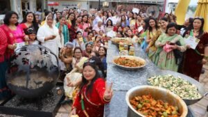 150 महिलाओं ने बनाया मैंगो पिकल मिक्सिंग का रिकॉर्ड, भारतीय परंपरा को नई पहचान देने का अनूठा प्रयास WhatsApp Image 2026-07-27 at 11.52.51