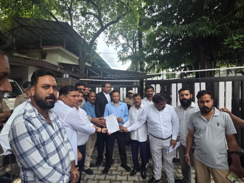 वाल्मीकि समाज को “गैंग” लिखे जाने पर वाल्मीकि सेवा समिति का कड़ा विरोध, जिलाधिकारी को सौंपा ज्ञापन