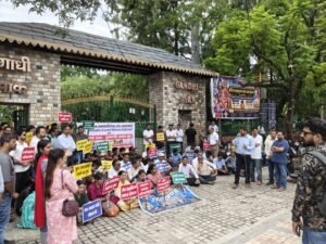 मुख्यमंत्री आवास कूच कर रहे डिग्रीधारी लैब तकनीशियनों को पुलिस ने जबरन हिरासत में लिया WhatsApp Image 2026-07-31 at 16.15.21