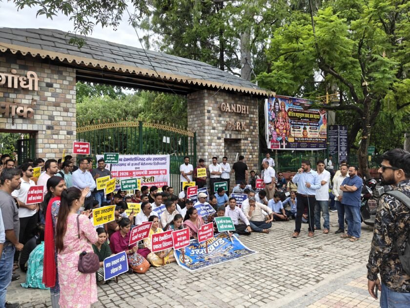 मुख्यमंत्री आवास कूच कर रहे डिग्रीधारी लैब तकनीशियनों को पुलिस ने जबरन हिरासत में लिया
