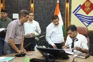 जनसमस्याओं के निस्तारण में लापरवाही बर्दाश्त नहीं, जिलाधिकारी ने सुनीं 164 शिकायतें img (12)