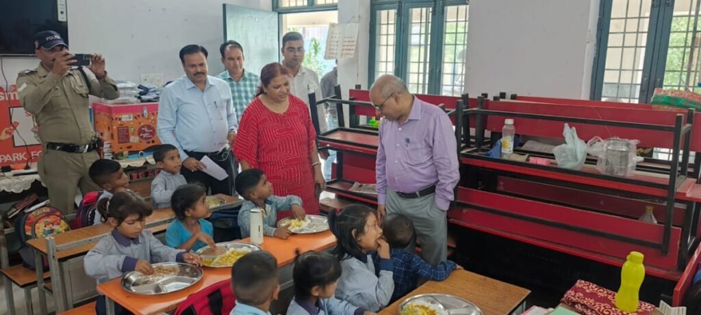 आयुक्त गढ़वाल ने सहसपुर में विशेष शिविरों का निरीक्षण कर एसआईआर कार्य की जानी प्रगति