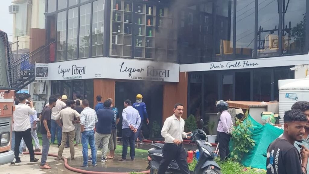 रामनगर में AC फटने से से विदेशी शराब की दुकान में लगी भीषण आग