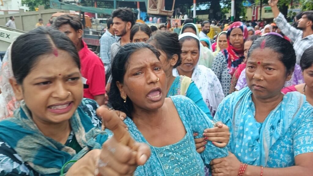 भाजपा नेता और भाई की गिरफ्तारी की मांग को लेकर रुद्रपुर कोतवाली घेरने पहुंचे सैकड़ों लोग