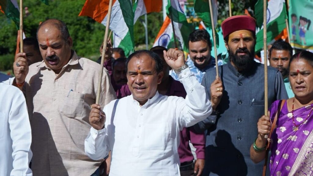 कैबिनेट मंत्री डाॅ. रावत के नेतृत्व में तिरंगे के रंग में रंगा पैठाणी