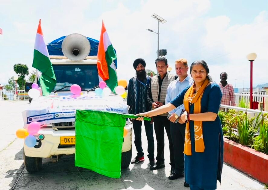 न्यू टिहरी में हर घर तिरंगा अभियान के प्रचार वाहन को रवाना करतीं जिलाधिकारी नितिका खंडेलवाल