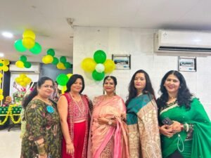 लायंस क्लब धुन लाइट द्वारा आयोजित तीज उत्सव में शामिल महिलाएं