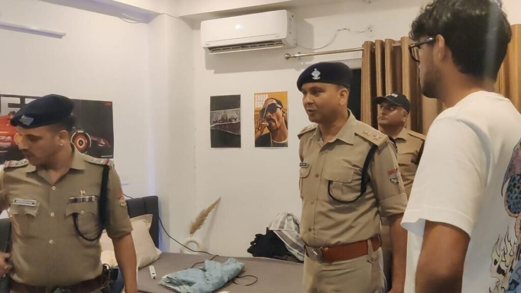 हॉस्टलों में अनियमितता मिलने पर 04 हॉस्टल संचालको को दिए नोटिस, रात्रि में अनावश्यक रूप से घूम रहे 04 युवको को हिरासत में लेकर लाया गया थाने, की जा रही पूछताछ