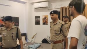 प्रेमनगर के PG और हॉस्टलों में पुलिस की देर रात छापेमारी, 4 संचालकों को नोटिस प्रेमनगर के PG-हॉस्टलों में पुलिस की देर रात चेकिंग, 4 संचालकों को नोटिस