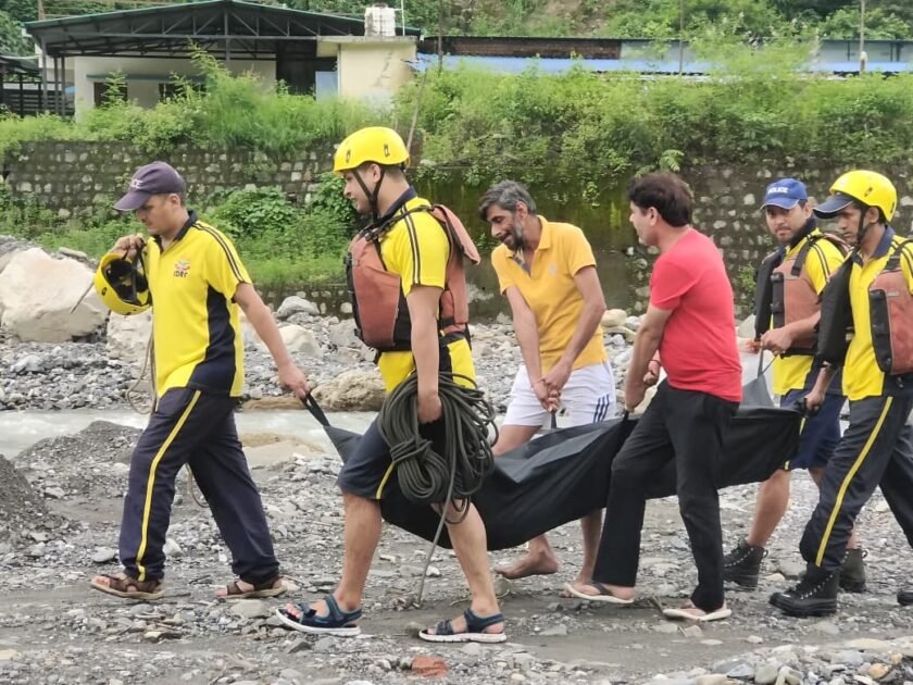 सहस्त्रधारा में स्नान के दौरान डूबे व्यक्ति की तलाश में उतरी SDRF, 02 किलोमीटर दूर मिला शव