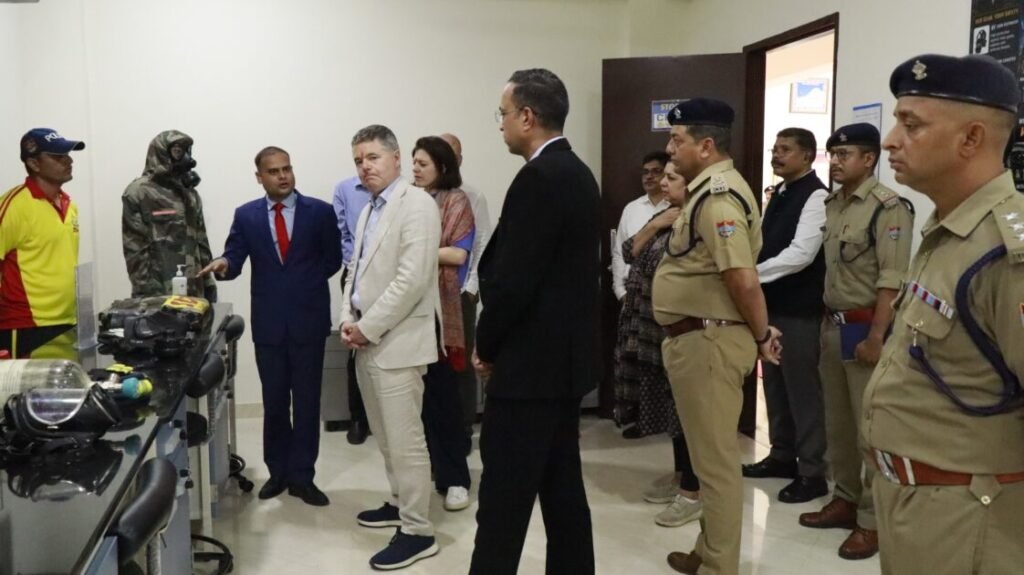 विश्व बैंक समूह के प्रबंध निदेशक ने एसडीआरएफ वाहिनी मुख्यालय, जॉलीग्रांट का किया भ्रमण