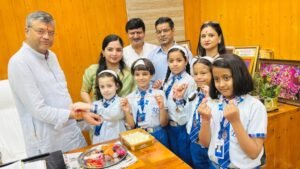 भागीरथी इंटरनेशनल स्कूल के बच्चों ने मेयर सौरभ थपलियाल को बांधी राखी, भाई-बहन के स्नेह का दिया संदेश WhatsApp Image 2026-08-27 at 16.39.55
