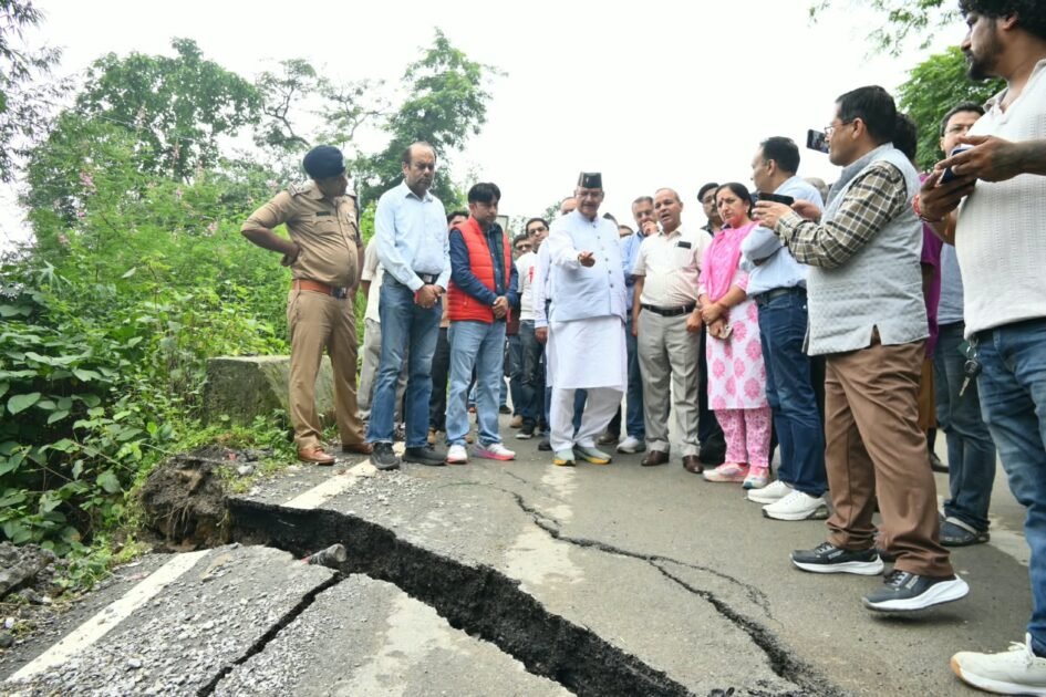 ​कैबिनेट मंत्री गणेश जोशी ने मसूरी मार्ग पर भूस्खलन और क्षतिग्रस्त सड़क के स्थायी समाधान को किया निरीक्षण