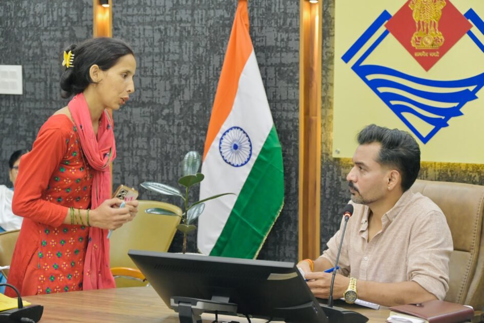 कलेक्ट्रेट में समाधान दिवसः 140 जनसमस्याएं प्रस्तुत, नाले पर कब्जे से लेकर पेंशन ठगी और संपत्ति विवादों पर डीएम के कड़े निर्देश