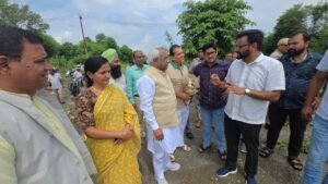बाढ़ प्रभावित क्षेत्रों का मंत्री और विधायक ने किया स्थलीय निरीक्षण, अधिकारियों को त्वरित कार्रवाई के निर्देश ph (155)