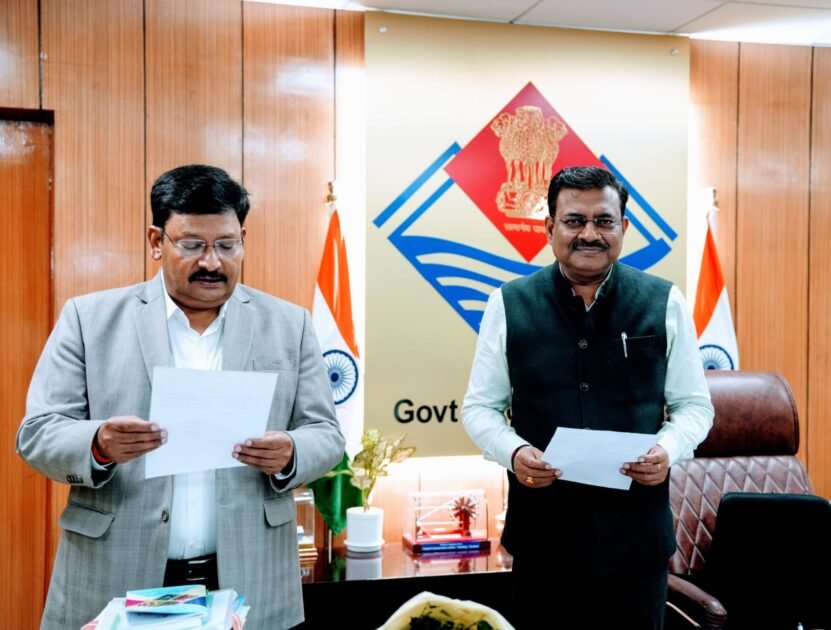 सीएस ने दीपेन्द्र चौधरी को उत्तराखण्ड सेवा का अधिकार आयोग में आयुक्त पद के लिए पद की शपथ दिलाई