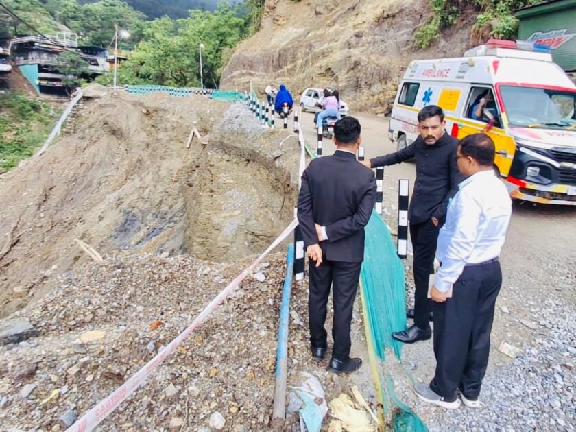 मसूरी रोड के संवेदनशील प्वाइंट्स पर डीएम का एक्शन; मौके पर परखी सड़क, ढलान और ड्रेनेज की स्थिति; स्थायी समाधान की बनेगी डीपीआर