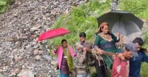 विकास खंड देवाल के अंतर्गत सड़क सुविधा से कोसों दूर पिनाऊ गांव की एक प्रसूता को डोली के सहारे सड़क तक पहुंचाया WhatsApp Image 2026-09-04 at 16.20.08