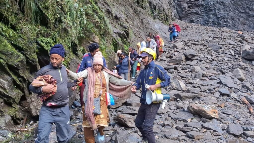 चीड़वासा में लैंडस्लाइड प्रभावित मार्ग से 6500 से अधिक यात्रियों को SDRF ने सुरक्षित निकाला
