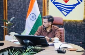परिवार की प्रताड़ना और आर्थिक संकट के बीच रुद्र प्रताप का सहारा बना देहरादून जिला प्रशासन रुद्र प्रताप नेगी को शिक्षा और पुनर्वास के लिए मदद करता देहरादून जिला प्रशासन