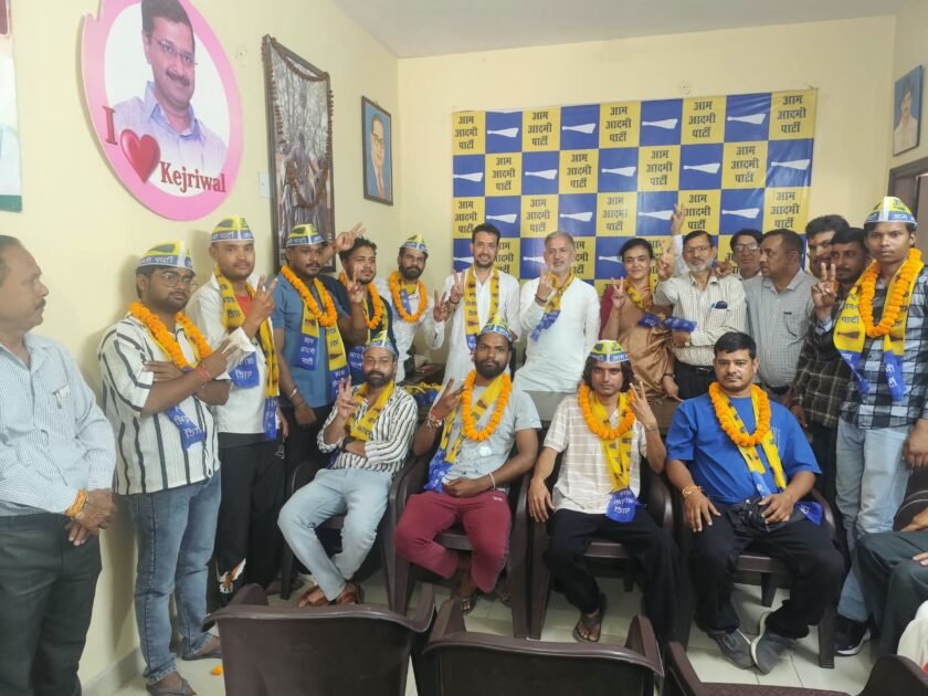 युवा मोर्चा अध्यक्ष हिमांशु पुंडीर के नेतृत्व में सैकड़ों युवाओं ने थामा AAP का दामन