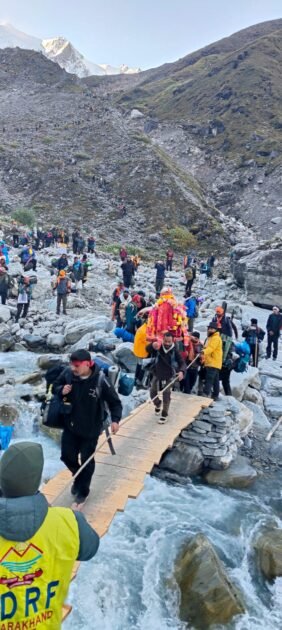 नंदा देवी जात यात्रा में SDRF उत्तराखंड की महत्वपूर्ण भूमिका, दुर्गम यात्रा मार्गों पर श्रद्धालुओं को मिल रही हरसंभव सहायता