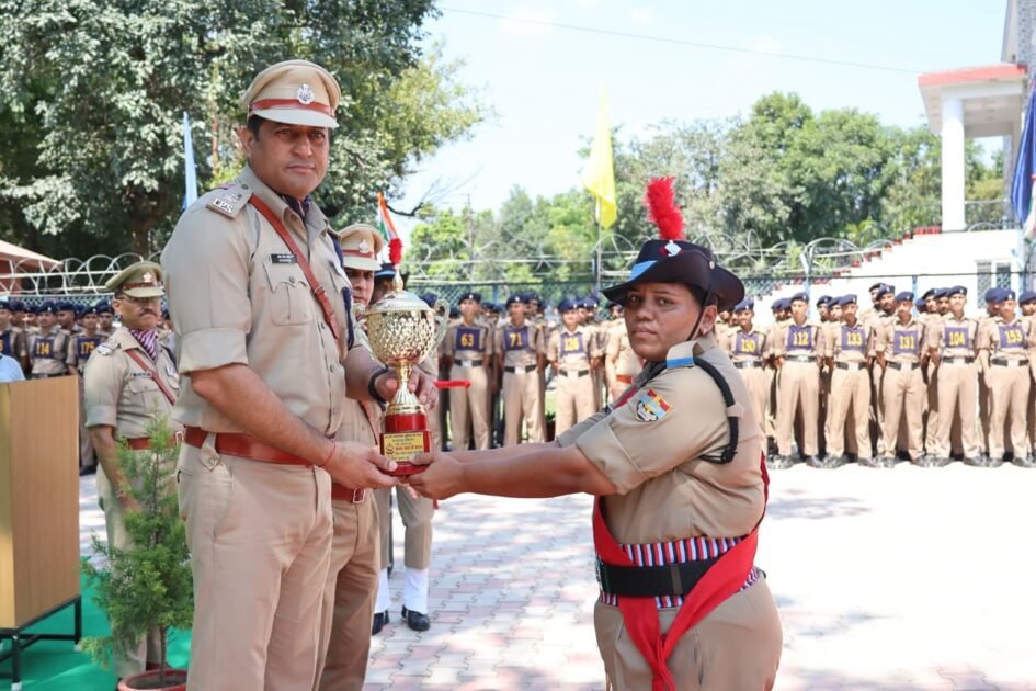 एसएसपी देहरादून की गरिमामयी उपस्थिती में पुलिस लाइन देहरादून में आयोजित की गई पासिंग आउट सेरेमनी