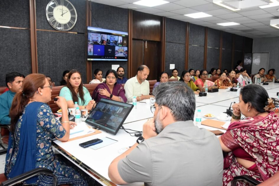 “आंगन का मिलन” कार्यक्रम को महज कार्यक्रम नहीं, जनसेवा के महत्वपूर्ण अभियान के रूप में लें अधिकारी: रेखा आर्या