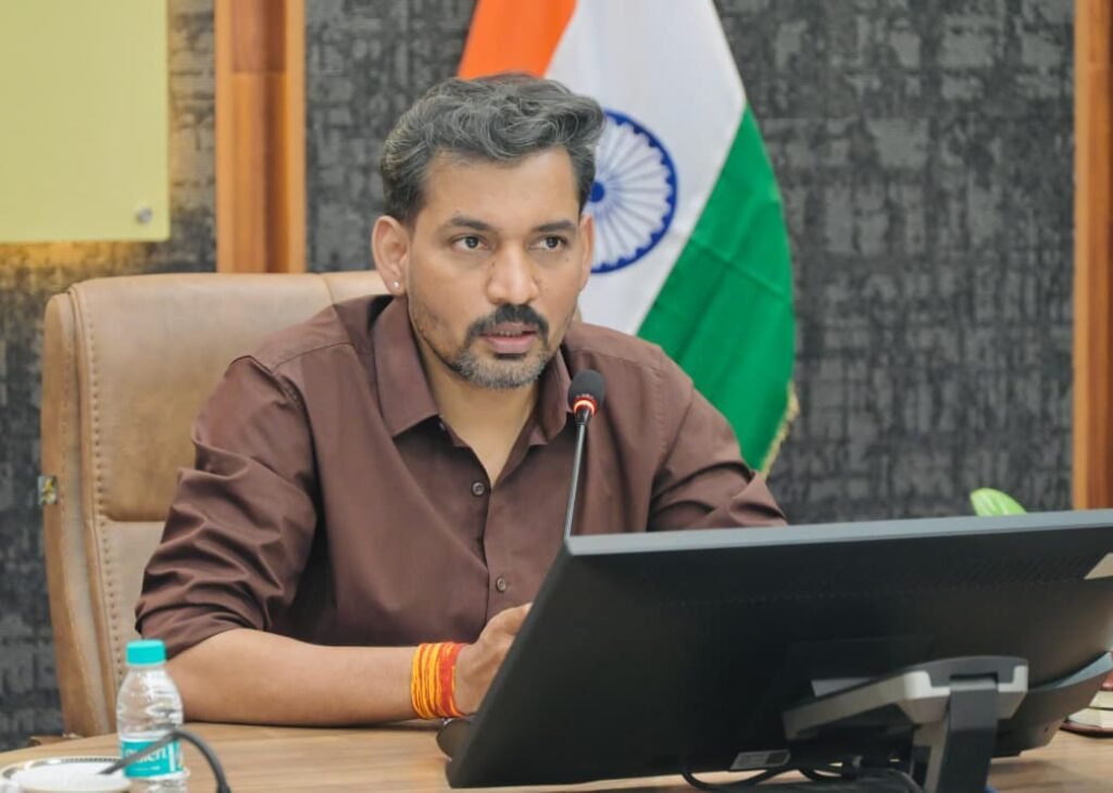 आर्थिक संसाधनों के अभाव में किसी भी बच्चे का उपचार नहीं होने दिया जाएगा प्रभावितः डीएम