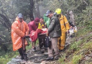 रुद्रनाथ ट्रैक पर हादसा, 150 मीटर गहरी खाई से SDRF ने ट्रैकर को सुरक्षित निकाला रुद्रनाथ ट्रैक हादसा: 150 मीटर गहरी खाई से ट्रैकर का रेस्क्यू