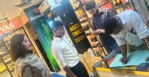 देहरादून में शराब दुकानों पर DM की रेड के दौरान जांच करती प्रशासन की टीम