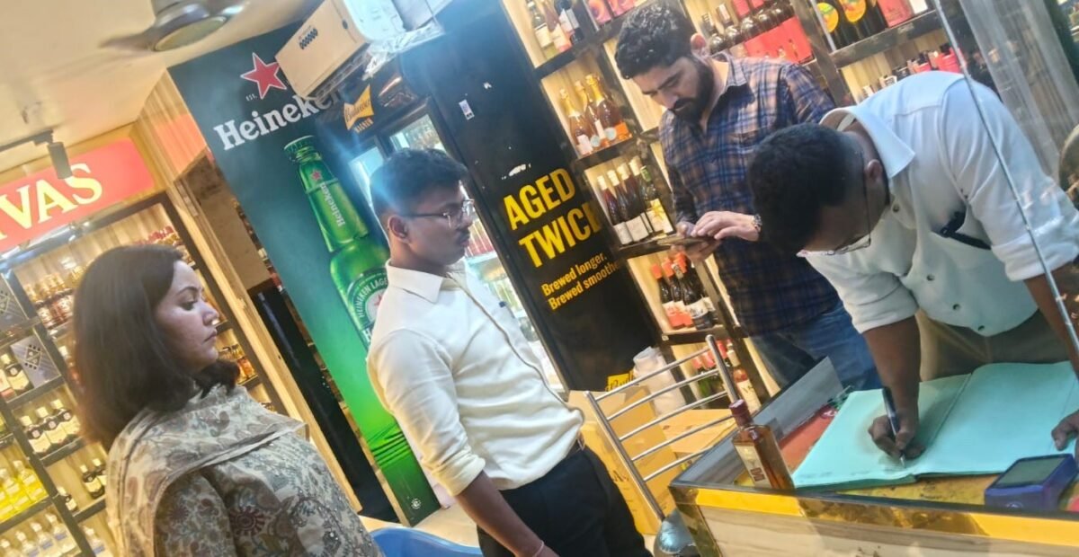 देहरादून में शराब दुकानों पर DM की रेड के दौरान जांच करती प्रशासन की टीम