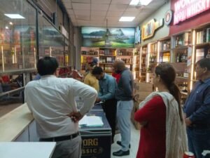 देहरादून में शराब दुकानों पर DM की रेड! ओवररेटिंग समेत कई गड़बड़ियां मिलीं